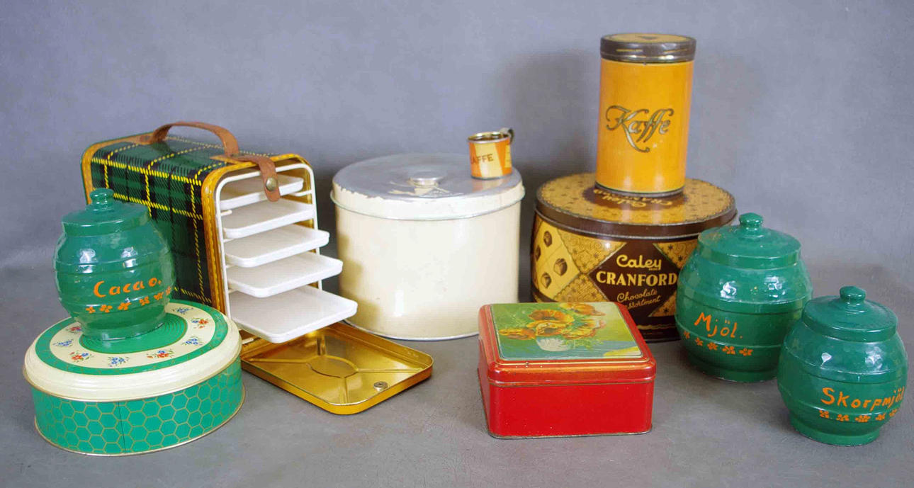 MATLÅDA SAMT PLÅTBURKAR.