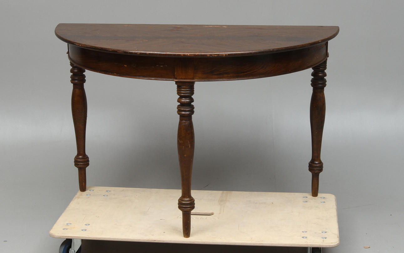 HALVMÅNEBORD, imitationsmålat, 1800-talets slut.