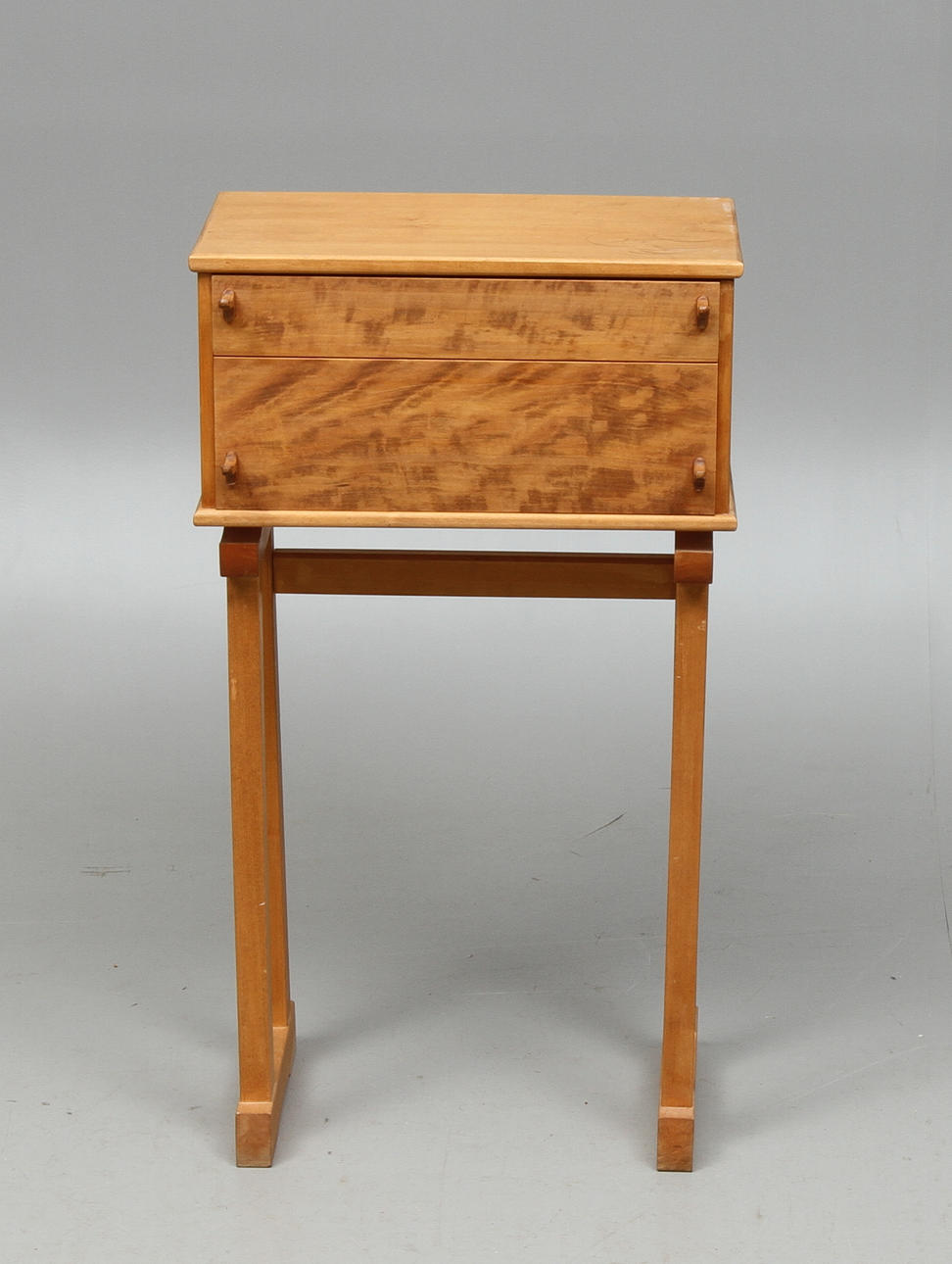 SCHATULL, på benställning, 1900-talets andra hälft.