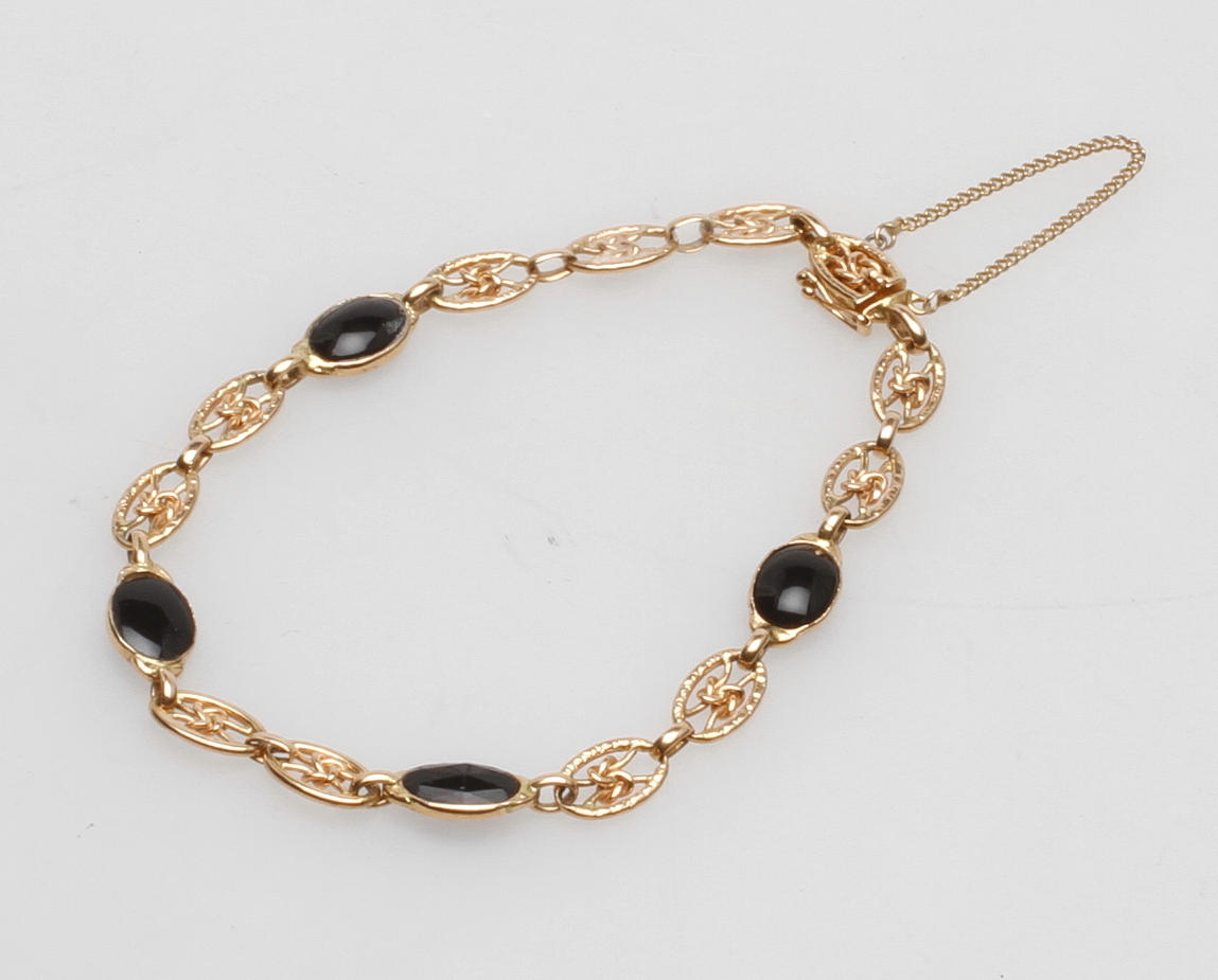 ARMBAND, 18k guld, med svarta stenar, total vikt ca 8,8 gr.