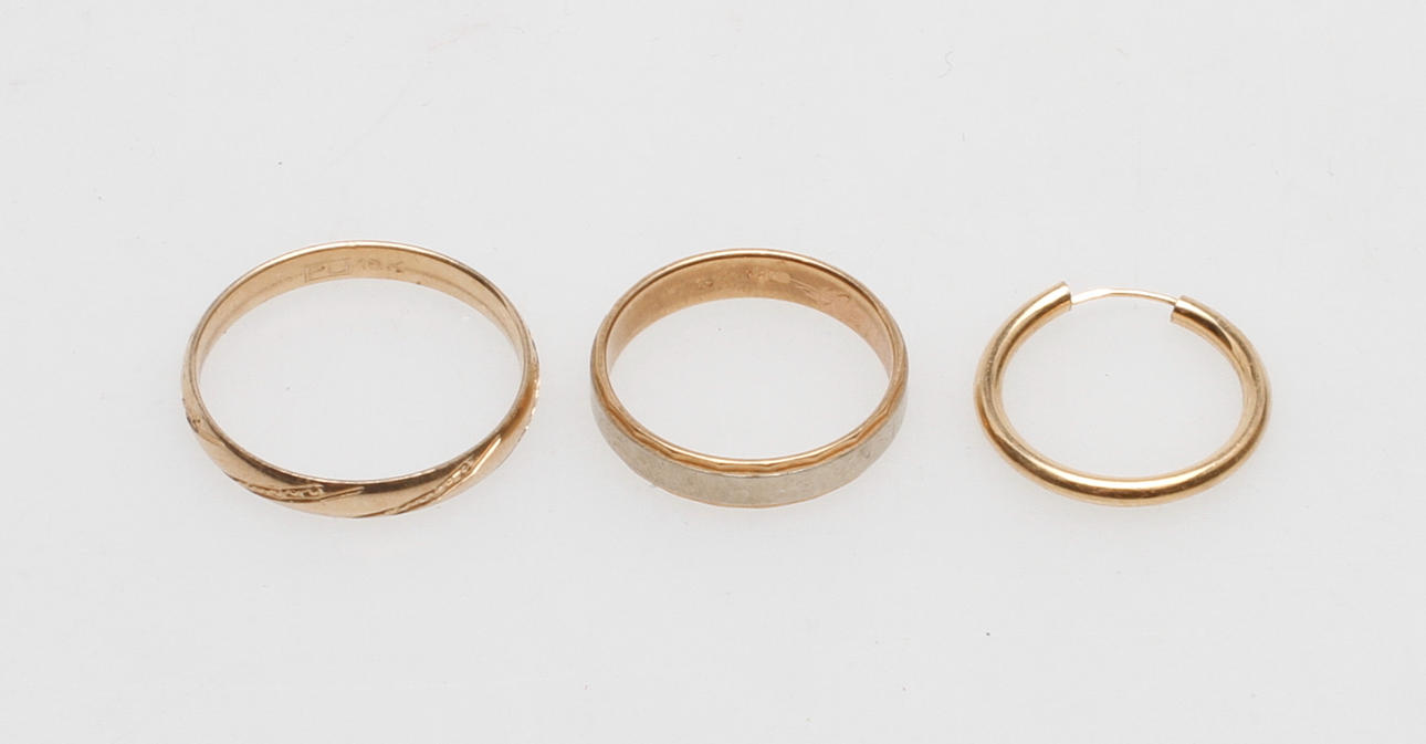 RINGAR, 2 st samt 1 ÖRHÄNGE, 18k guld, vikt ca 9 gr.