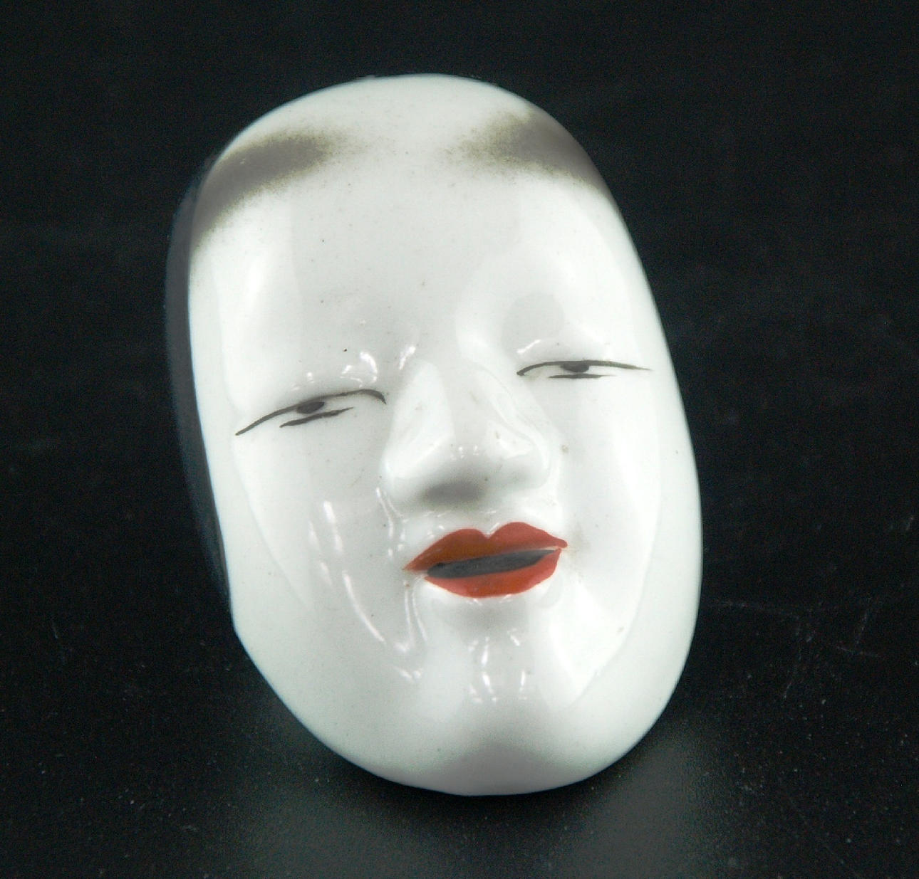 SMALL NÔ MASK - Japan , porcelain.