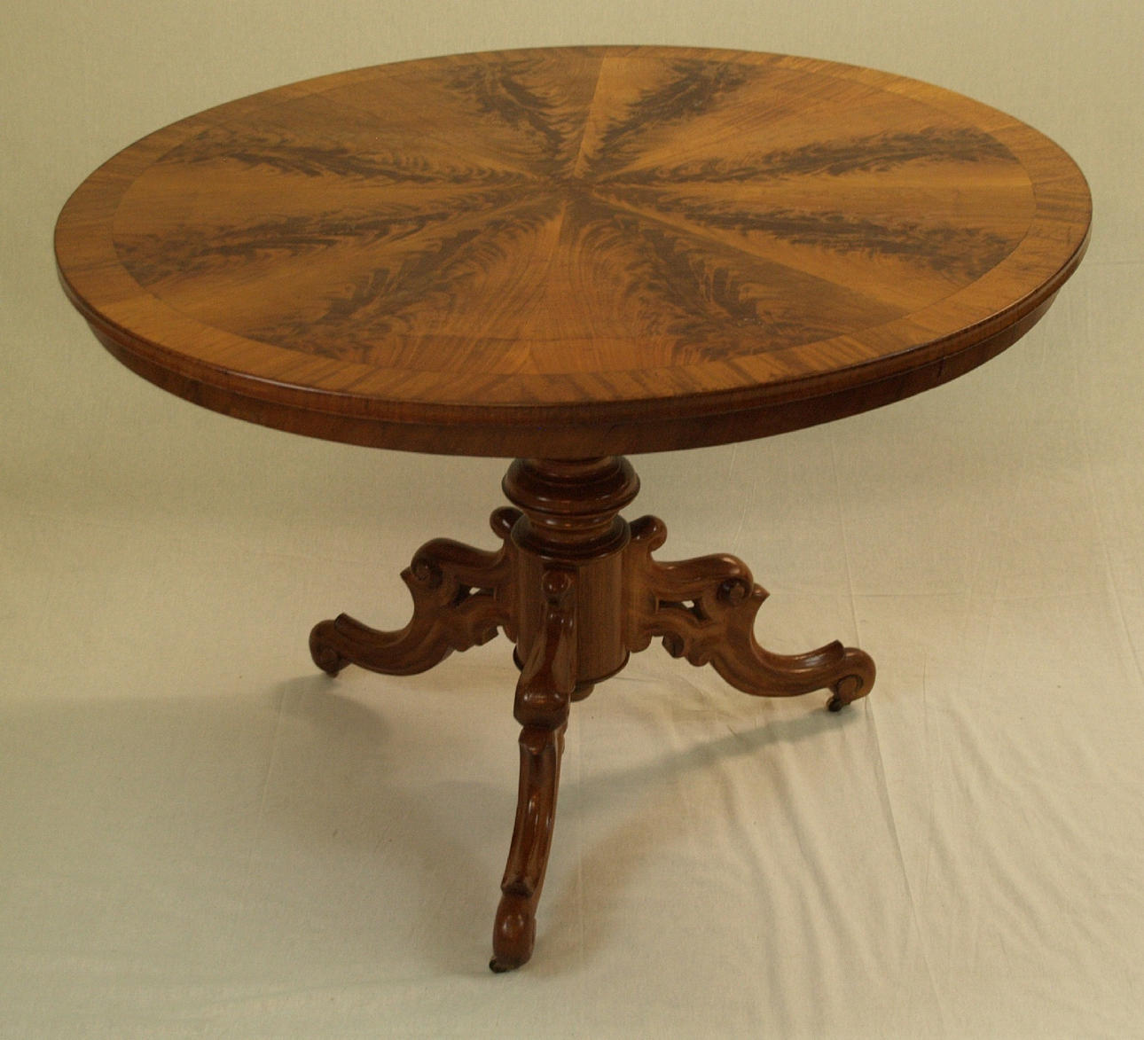 ROUND MAHOGANY DINING TABLE - CIRCA 1850.