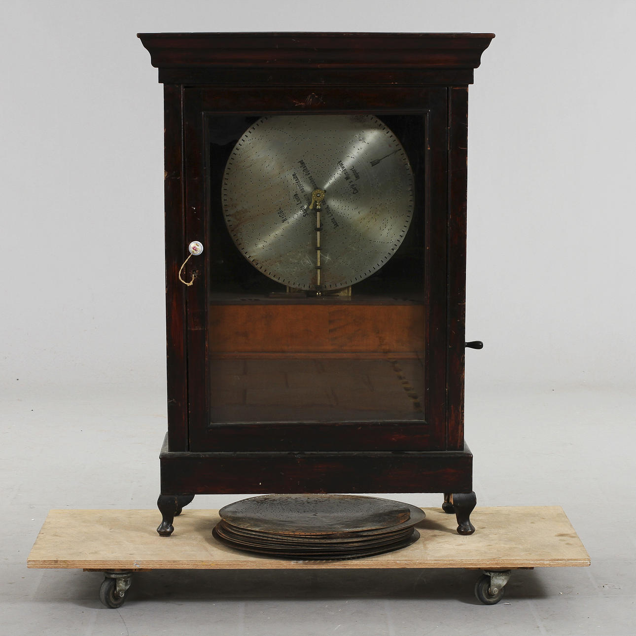 SPELDOSA samt SKIVOR 20 st, golvmodell, 1800-tal.