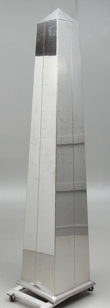 OBELISK, metall, 1900-talets andra hälft.