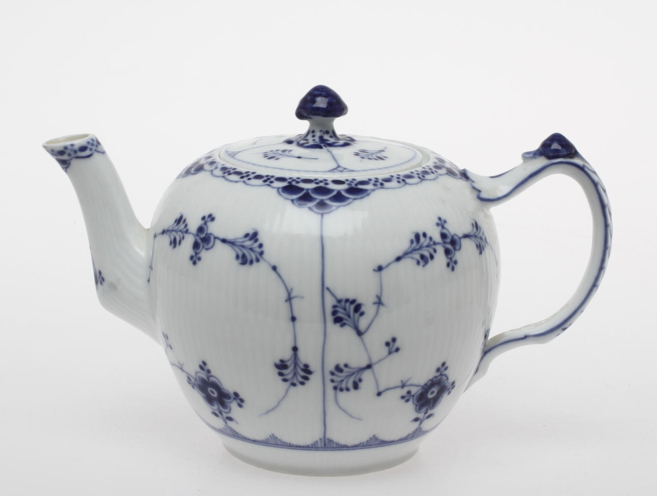 TEKANNA, porslin, "Musselmalet" Royal Copenhagen.