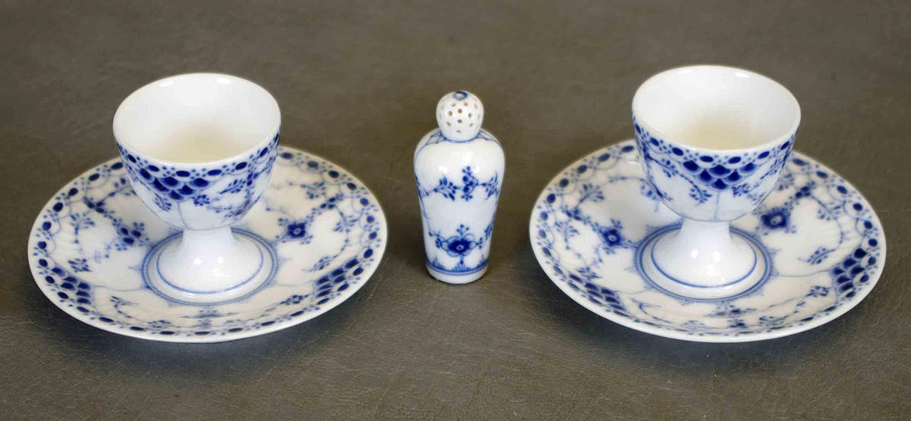 2 ÄGGKOPPAR SAMT SALTSTRÖARE, "Musselmalet", Royal Copenhagen.