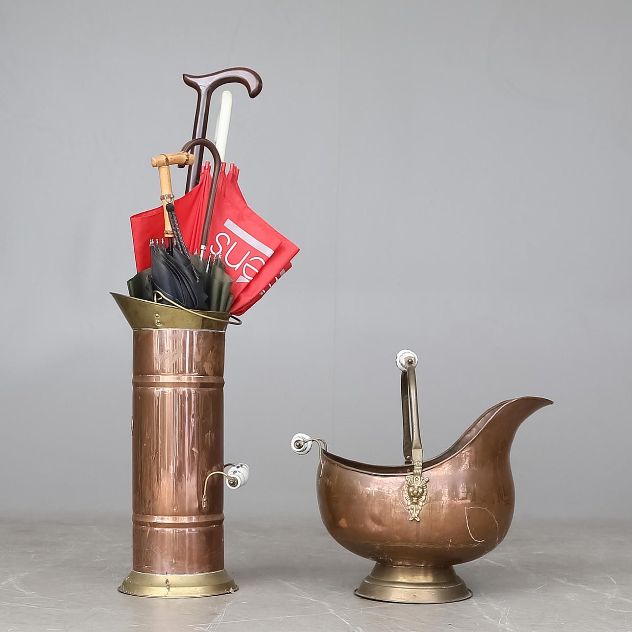 KOLHÄMTARE samt PARAPLYSTÄLL.