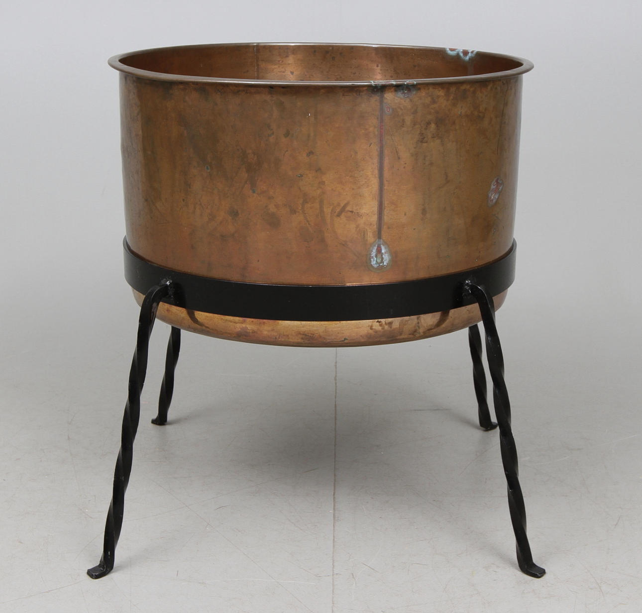 KOPPARBASE, smidesställning, 1800/1900 tal.