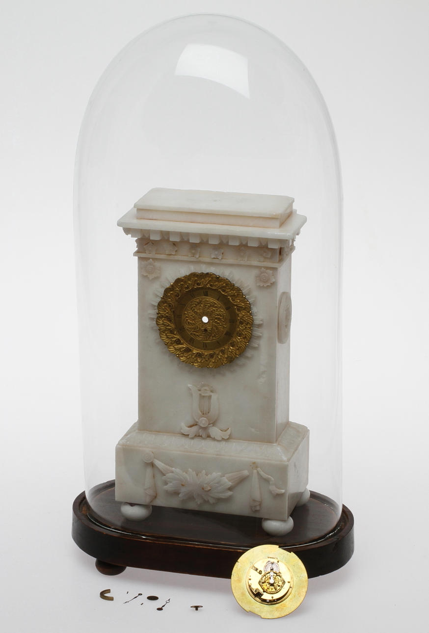 BORDSUR, alabaster, med glashuv.