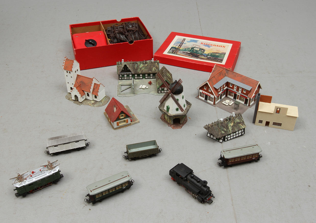 MODELLTÅG KLEINBAHN 2 lok, 4 vagnar, trafo, räls, växlar och byggnader. Originalkartong.