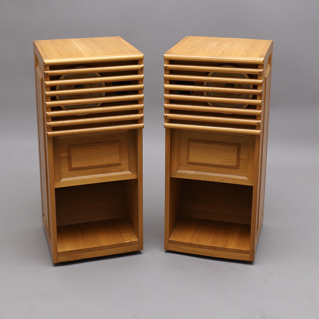 HÖGTALARE, ett par, på hjul.