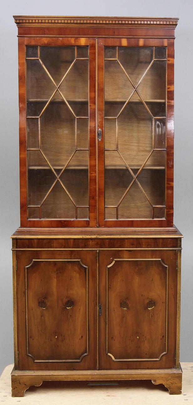 BOKSKÅP, Engelsk stil, idegran, 1900 tal.