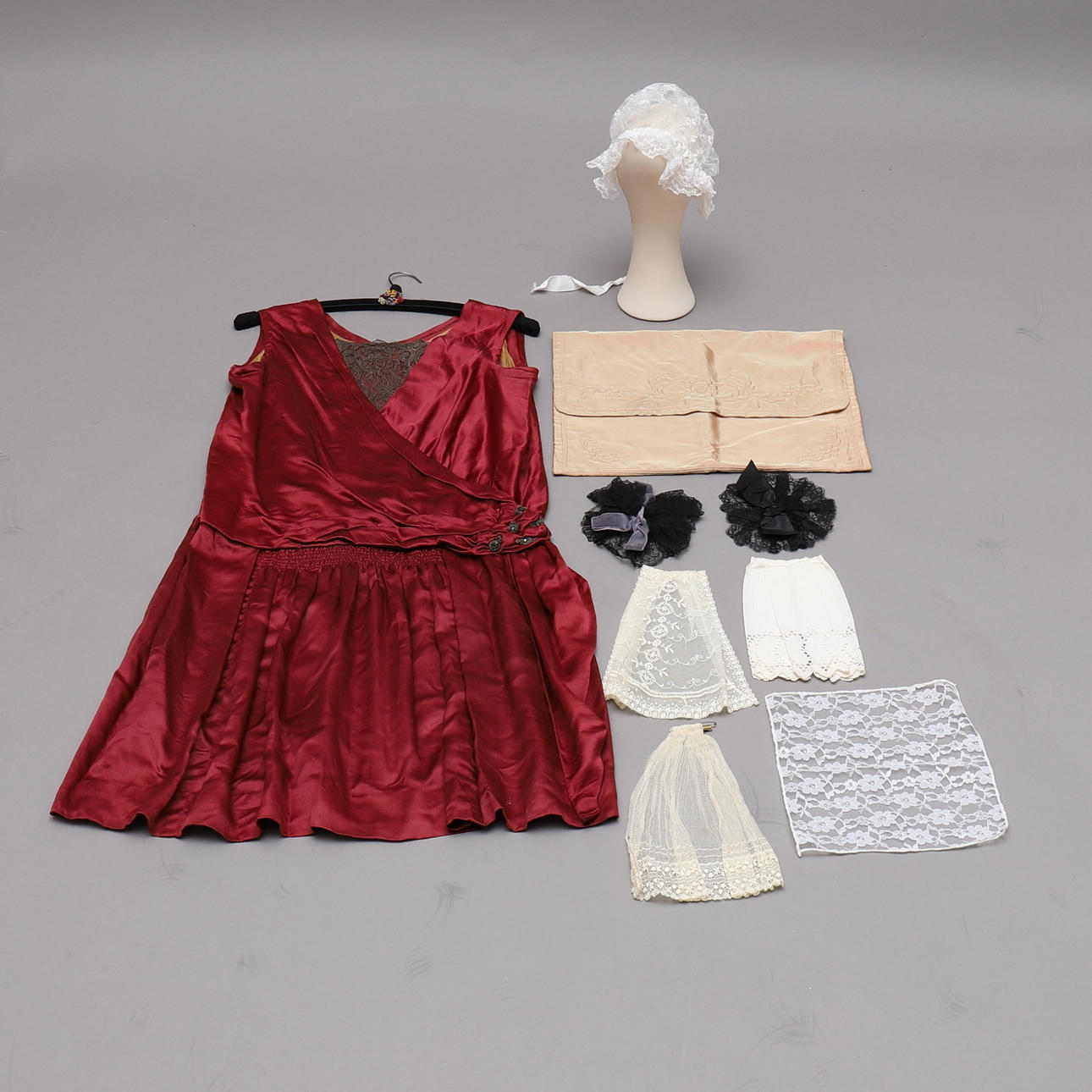 KLÄNNING & ACCESSOARER, tidigare hälften av 1900-talet.