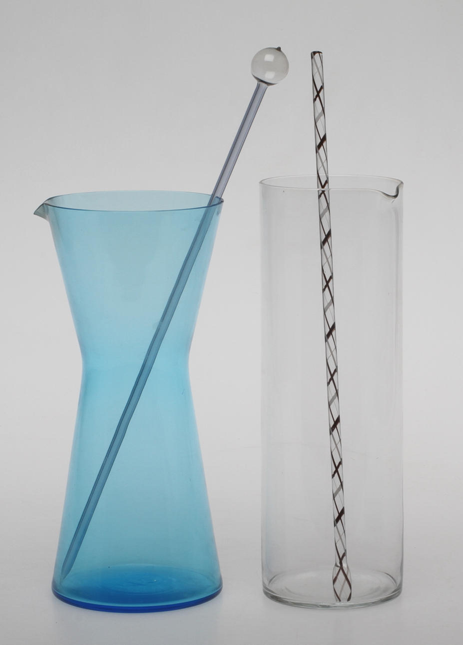 KARAFFER 2 st, glas, båda troligen Kaj Franck Iittala/Nuutajärvi.