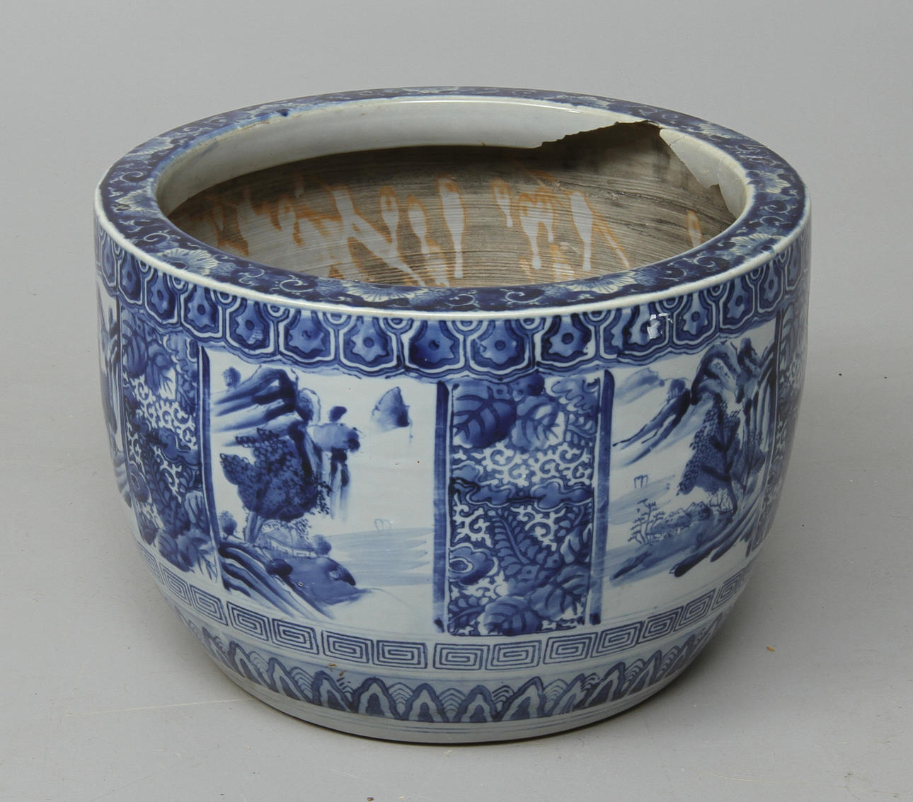 FISKBASSÄNG, porslin, Kina.