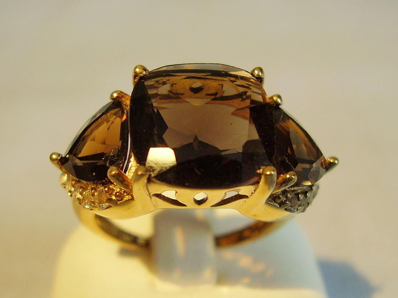 ANILLO TOPACIO AHUMADO PLATA CHAPADO ORO.