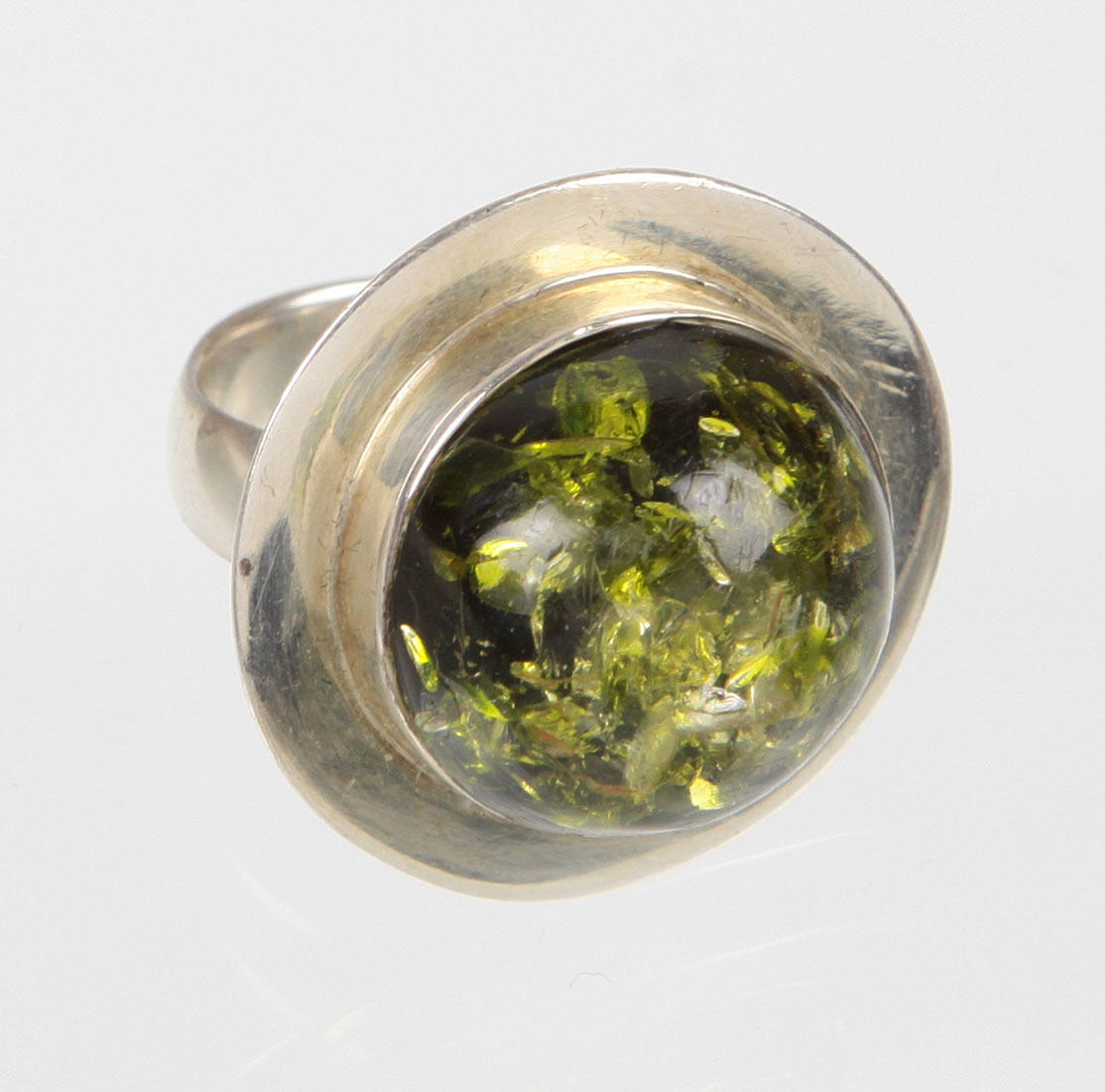 DESIGNERRING MED GRØNT RAV, SØLV 925.