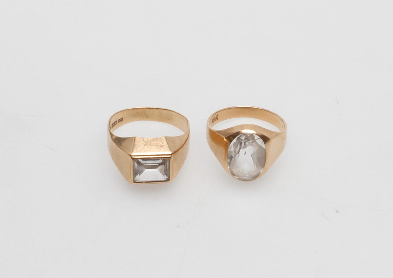 RINGAR, 2 st, med stenar, 18k guld, total vikt ca 8,4 gr.