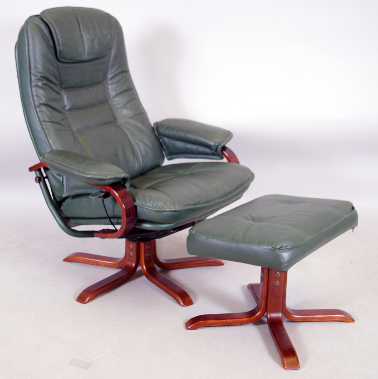 SNURRFÅTÖLJ MED FOTPALL.