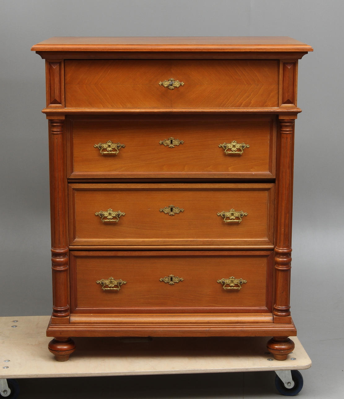 BYRÅ, nyrenässans, tidigt 1900-tal.