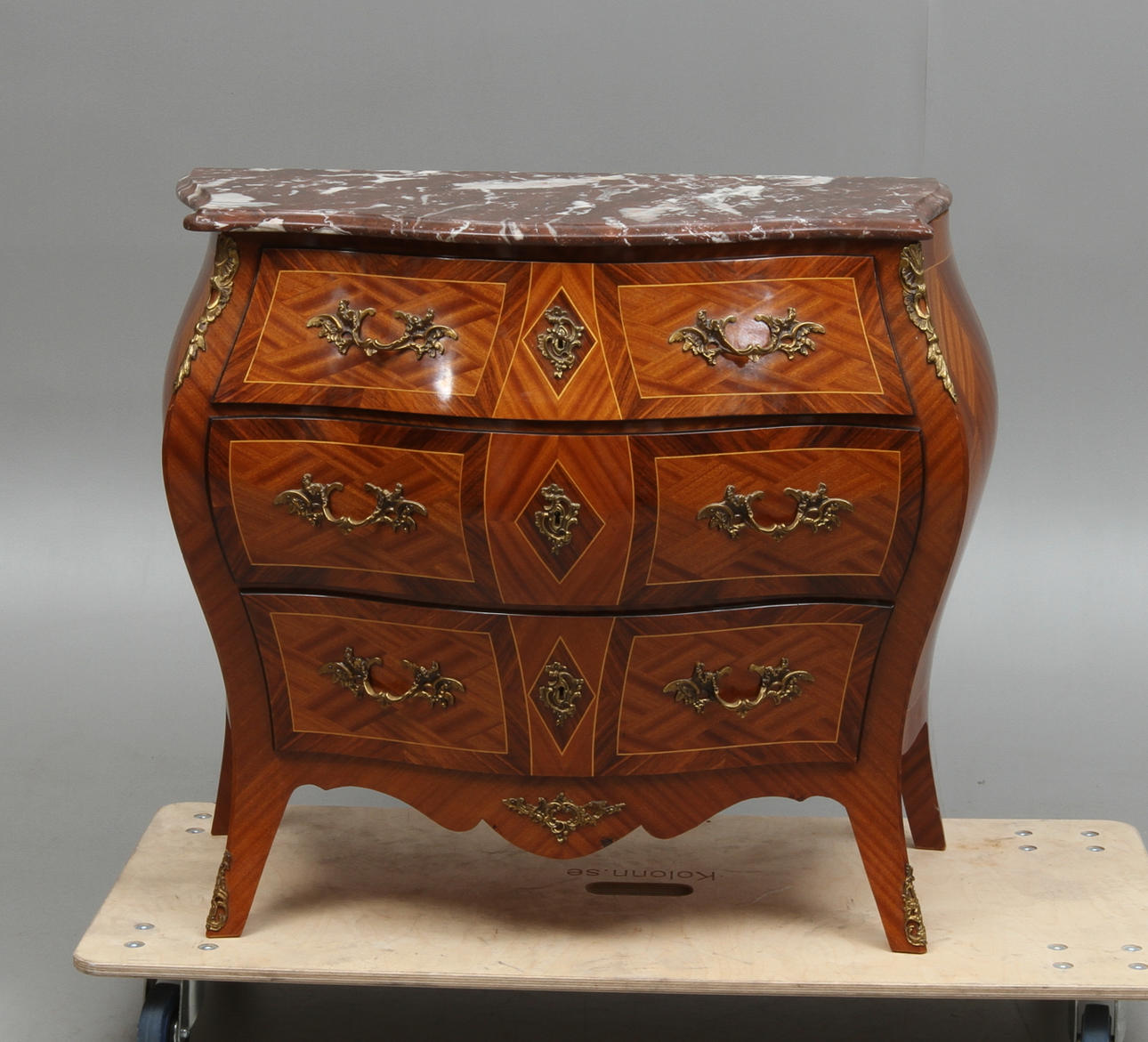 BYRÅ, med stenskiva, rokokostil, 1900-tal.