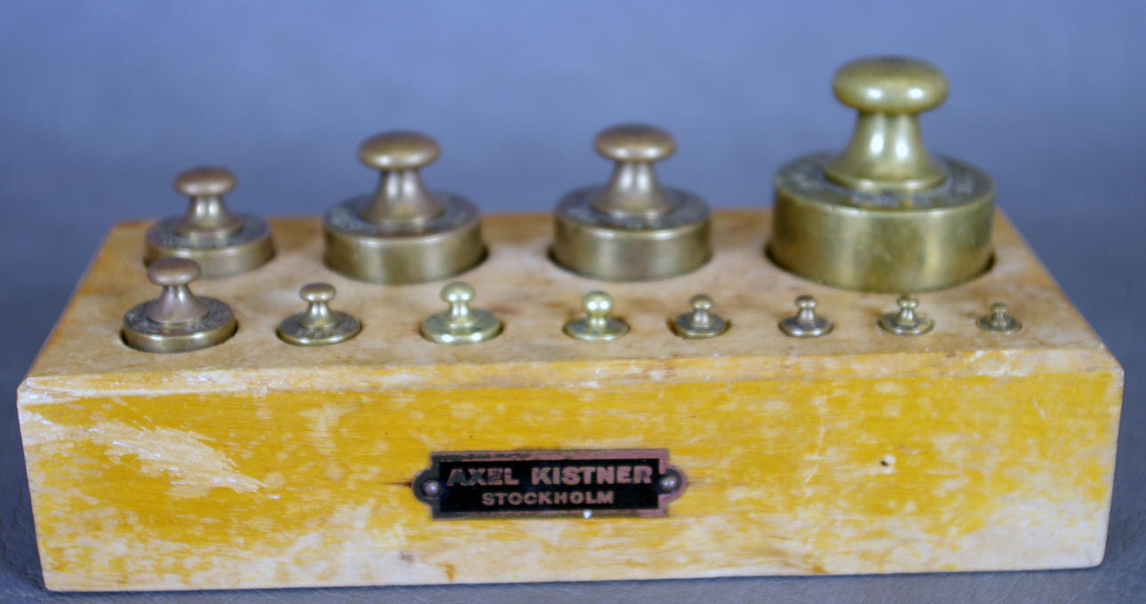 VIKTSATS, mässing, Axel Kistner Stockholm.