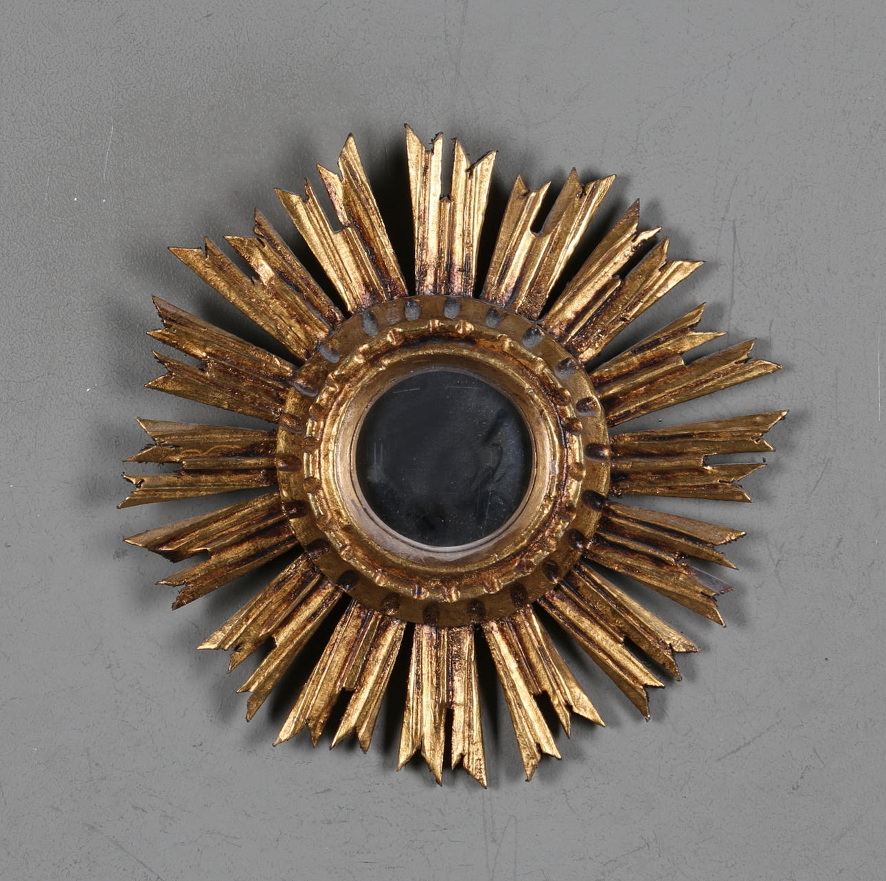 SOLSPEGEL, trä, Spanien, 1900-talets andra hälft.