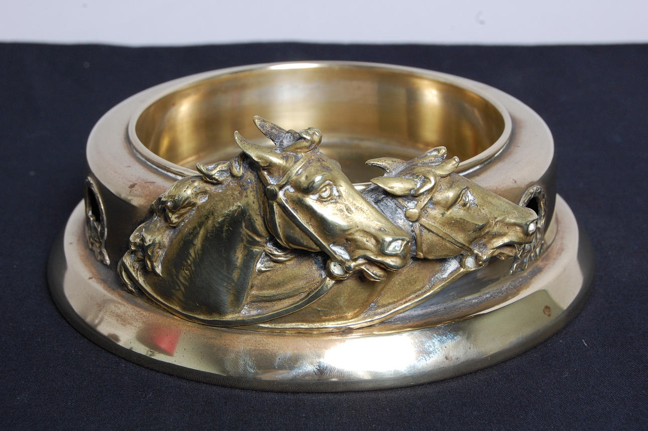 COASTER, magnum/champagne, med dekor av hästar, 1900-talets första hälft.