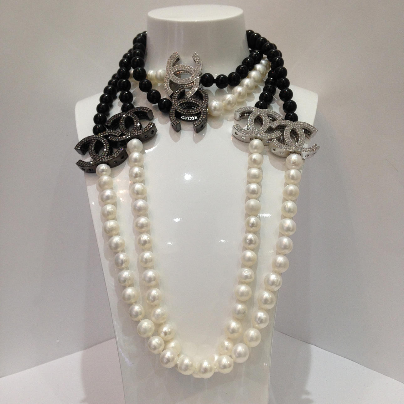 ODLADE PÄRLHALSBAND.