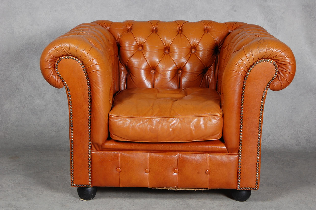 FÅTÖLJ, Chesterfield, skinn, 1900-talets mitt.