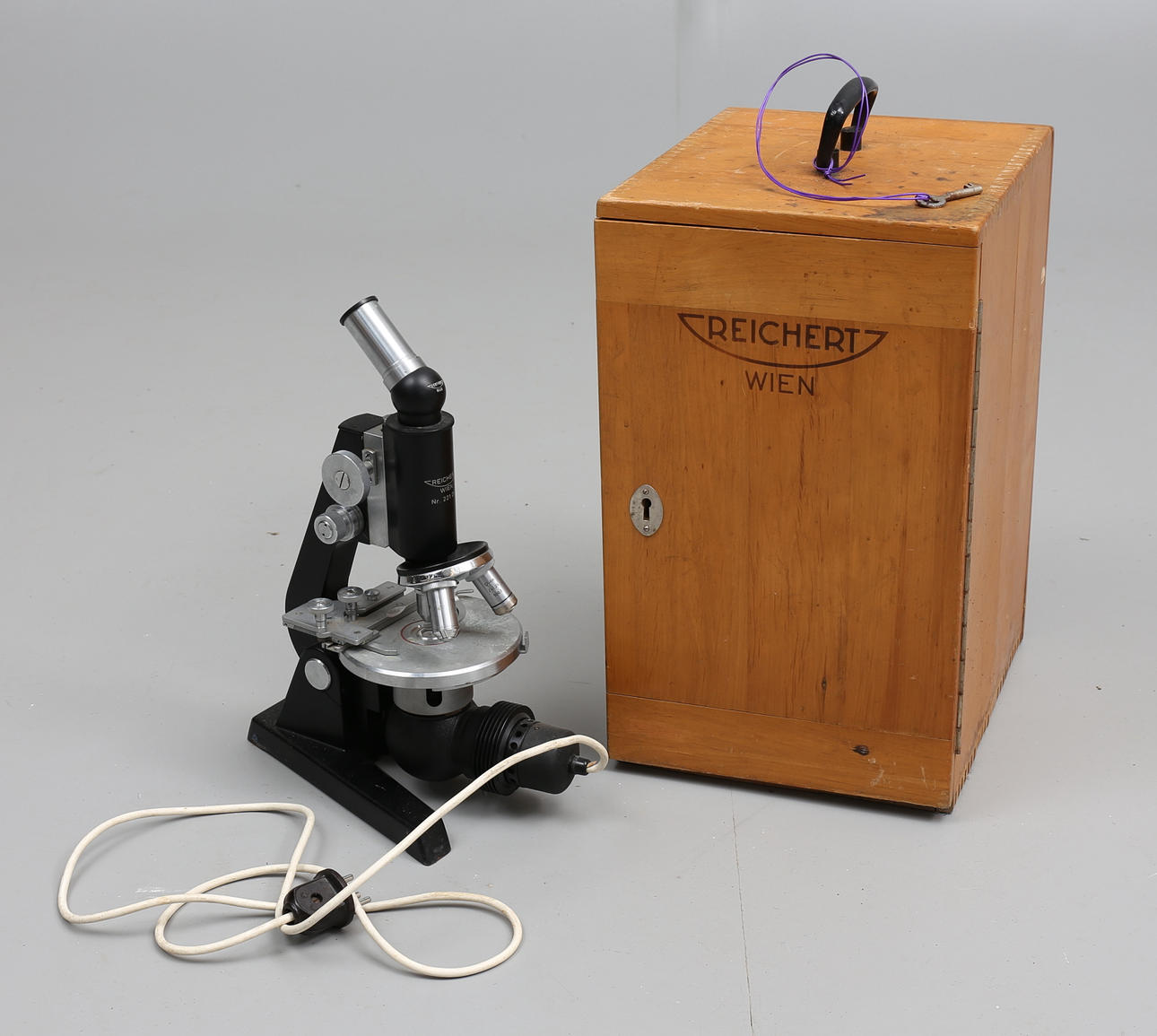MIKROSKOP, Reichert Wien, med tillhörande låda, 1900-tal.