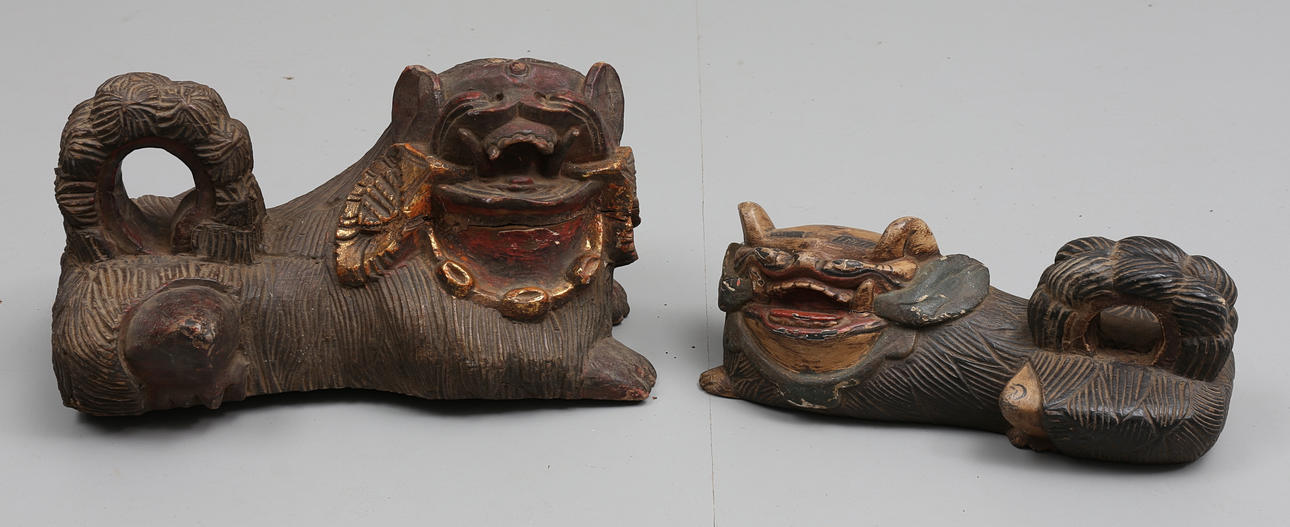 SKULPTURER, lejon, 2 st, trä, Kina, 1900-tal.