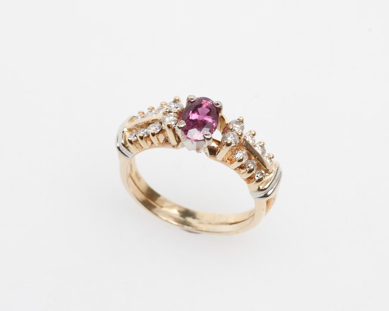 RING, 14k guld med rubin samt diamanter, vikt ca 5,4 gram.
