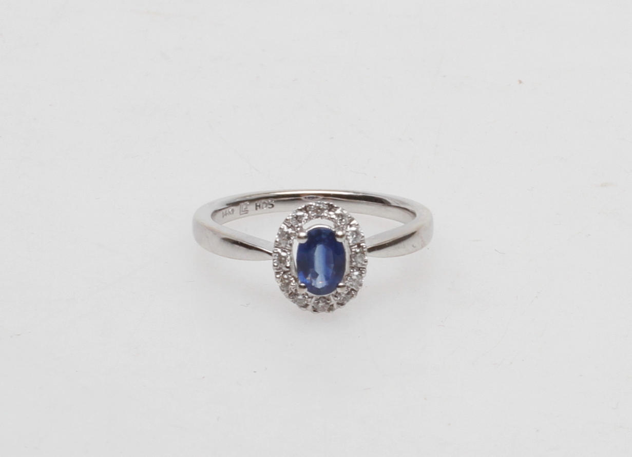 RING, 14k vitguld med safir och diamanter, vikt ca 3,2 gram.