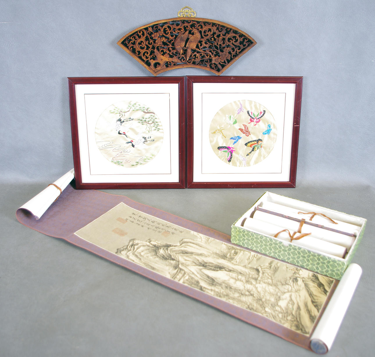 ORIENTALISK KONST, 2 inramade tavlor, 4 rullar samt trärelief.