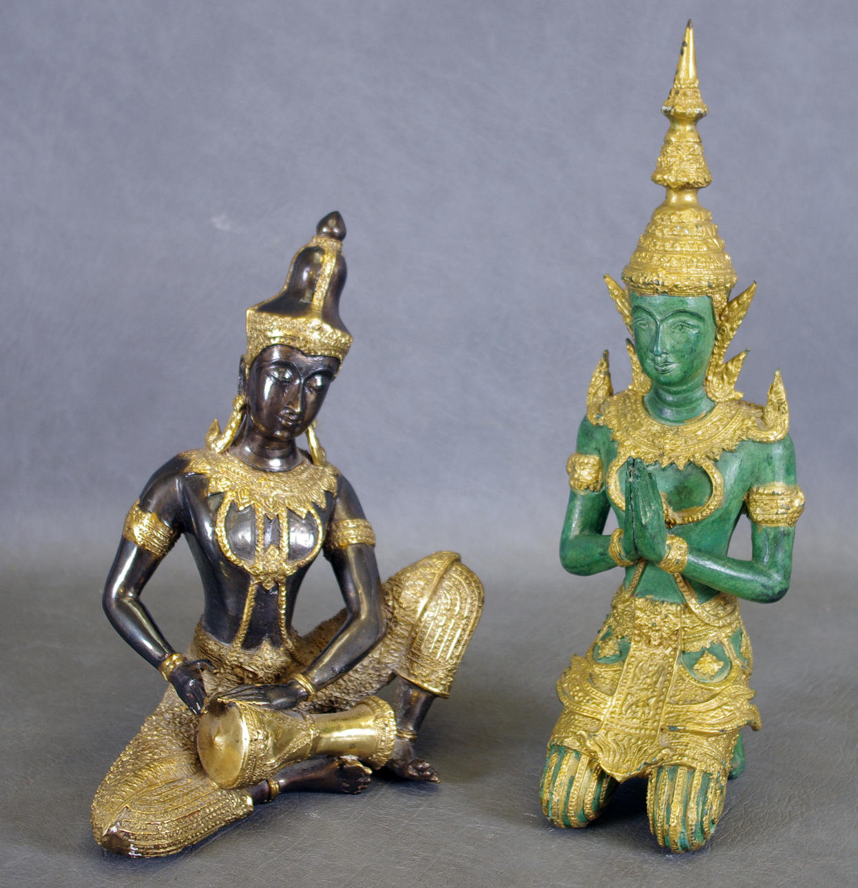 SKULPTURER, 2 stycken, Indien, brons med förgyllningar.