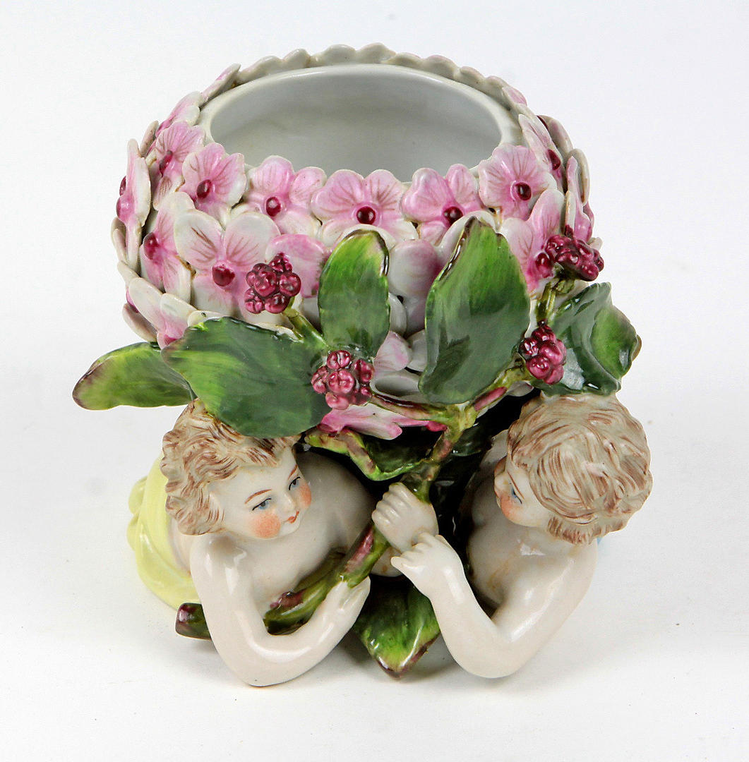 Kukkakulho, jossa on PUTTO.