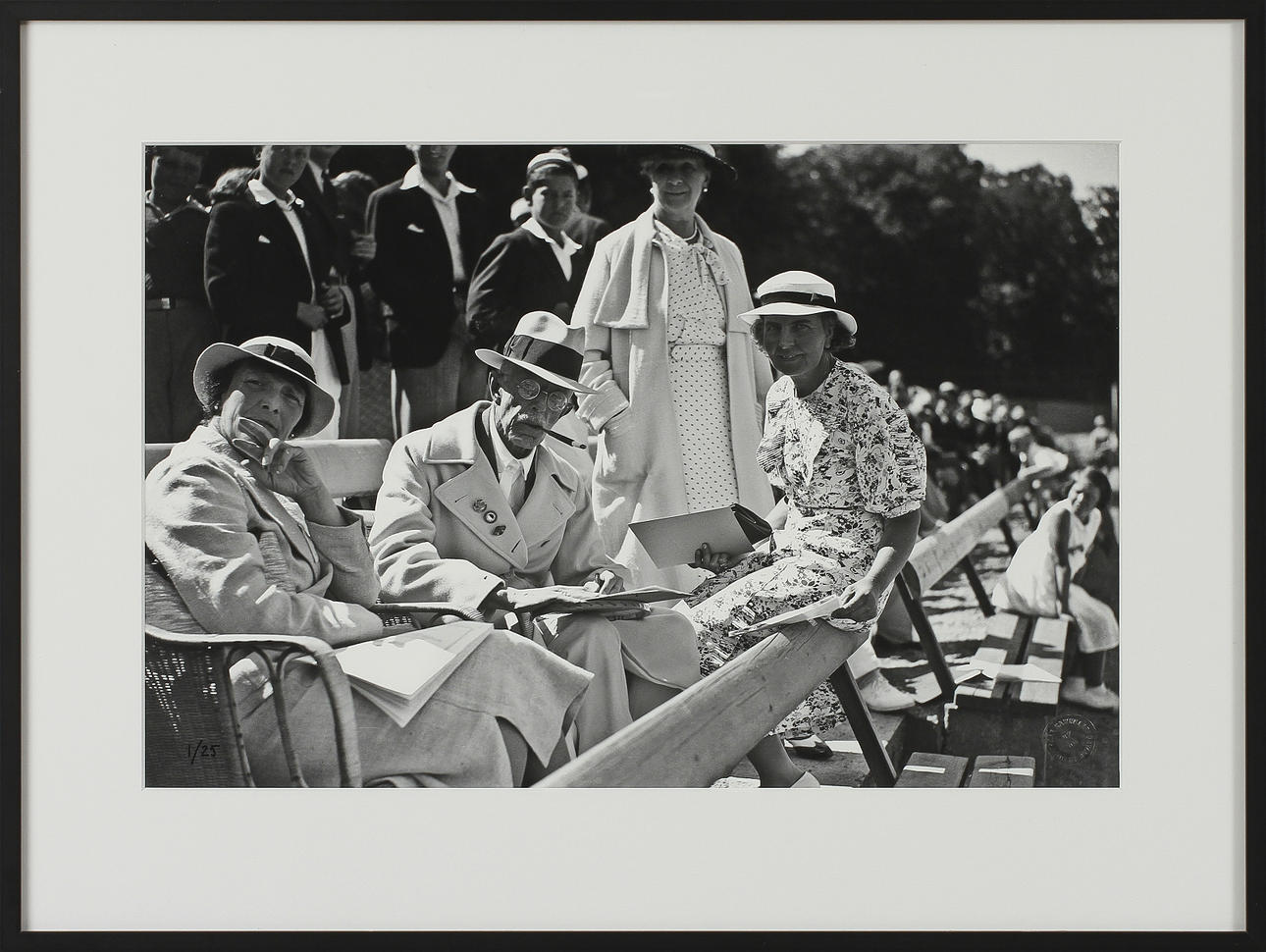 FOTOGRAFI, Kung Gustav V på läktaren vid tennisbanan på Särö.