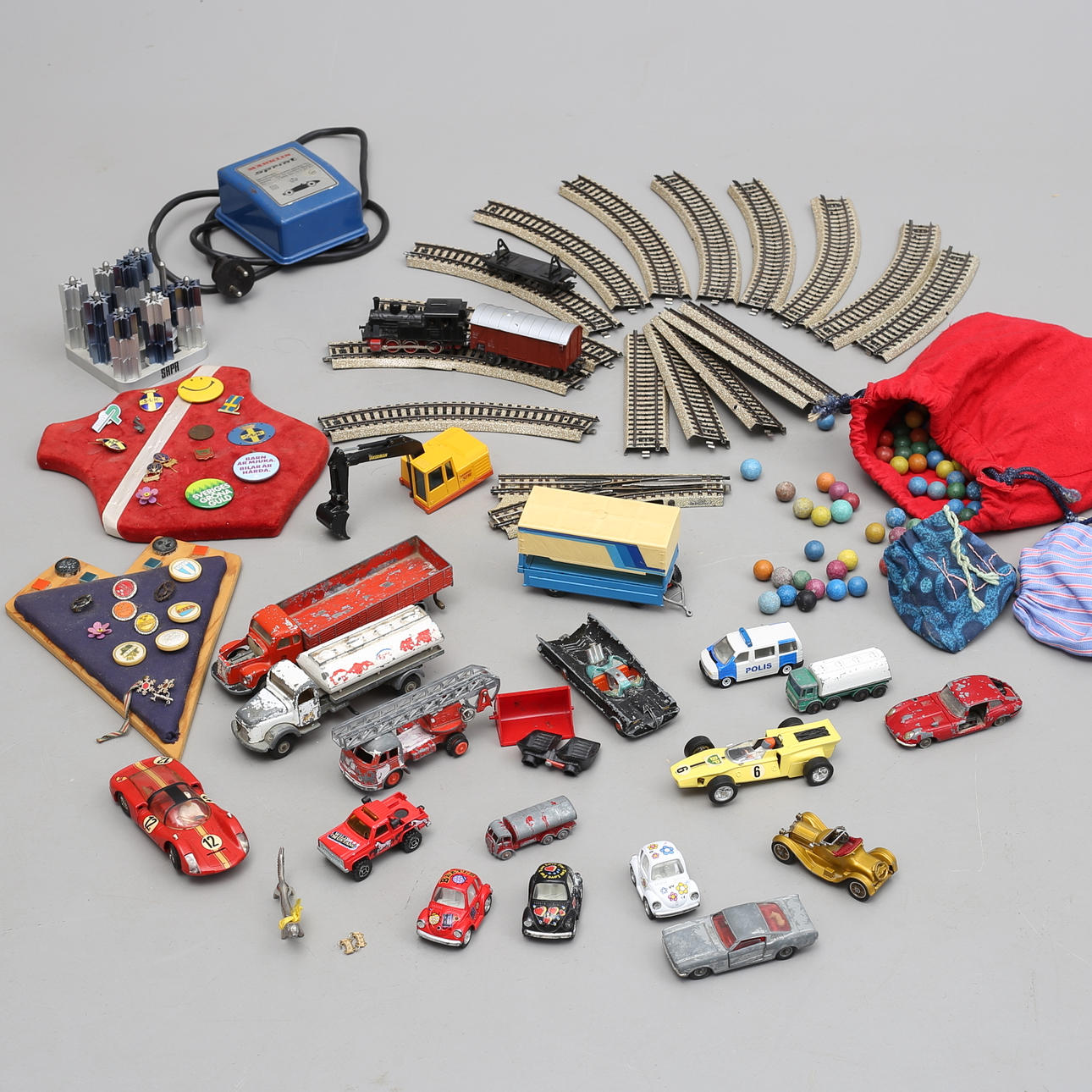 LEGETØJSBILER, MÆRKER, NÅL, KUGLER, SPIL, 1900-tallet.