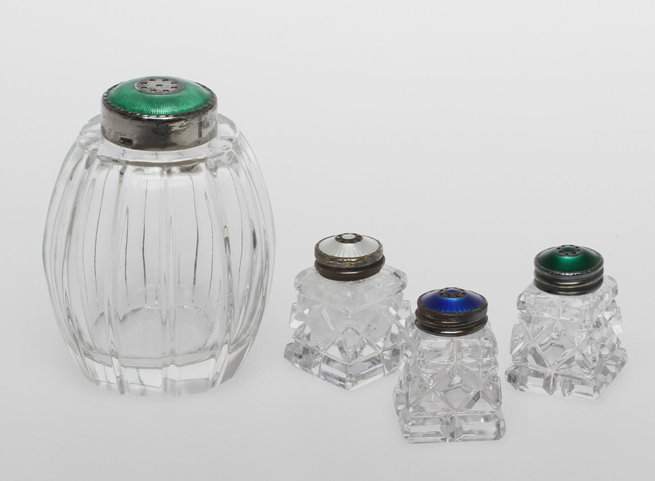 SALTSTRÖARE, 3 st, samt SOCKERSTRÖARE, glas och sterlingsilver, Norge respektive Danmark.