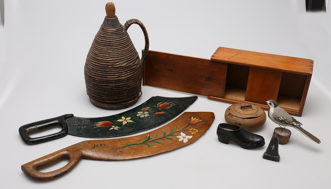 PARTI DIVERSE (7). Bl a Skäkteträ, askar, träflaska etc.