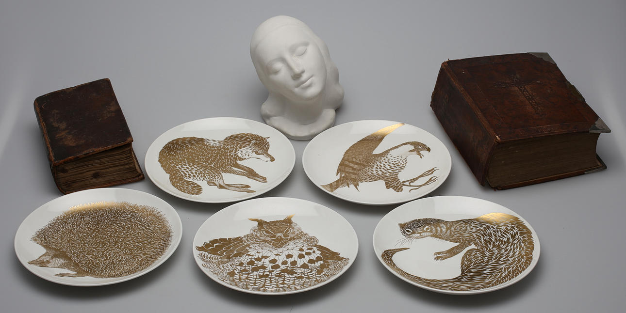 PARTI DIVERSE (8). Bl a skulptur, tallrikar, biblar.