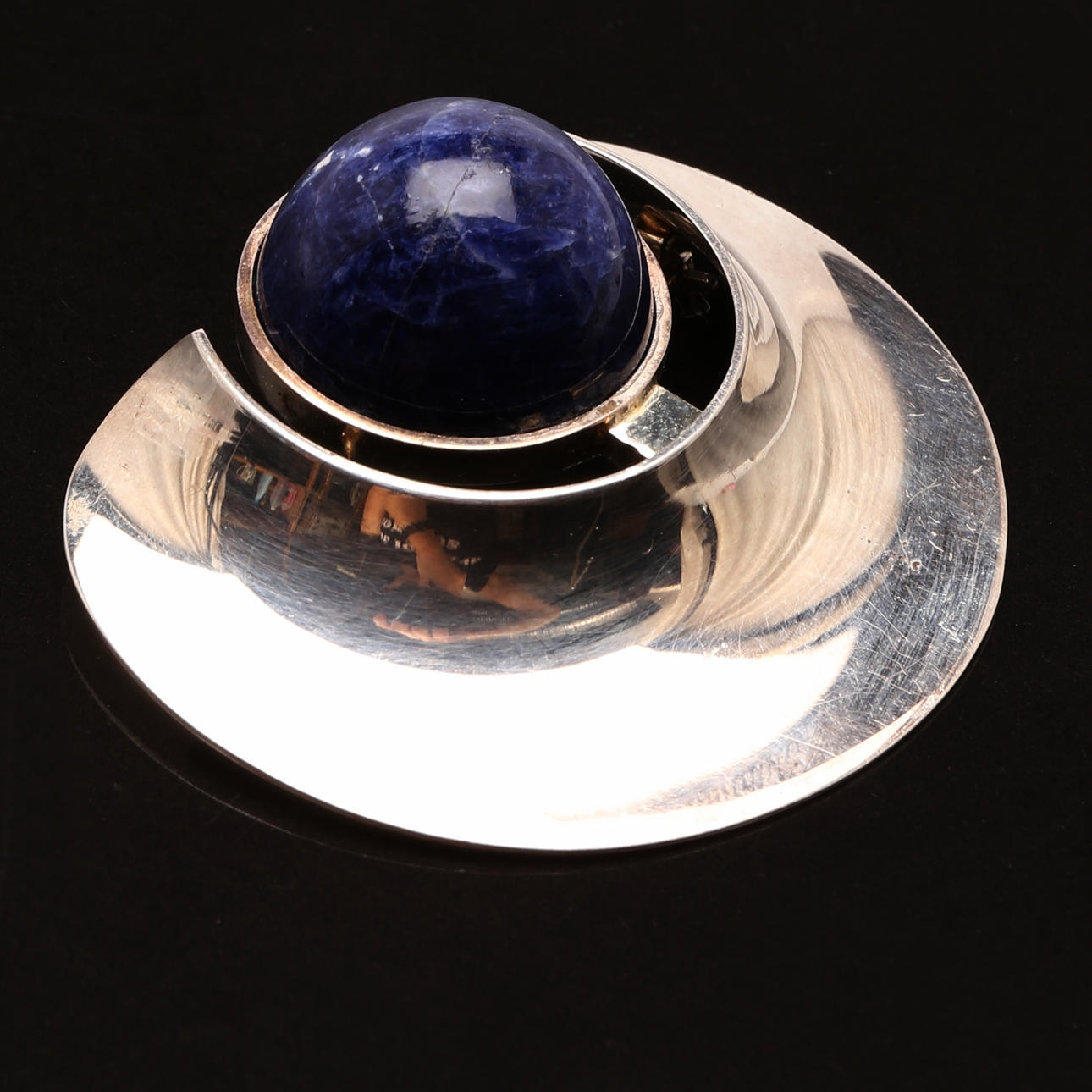 BROSCHE, Silber, Lapislazuli.