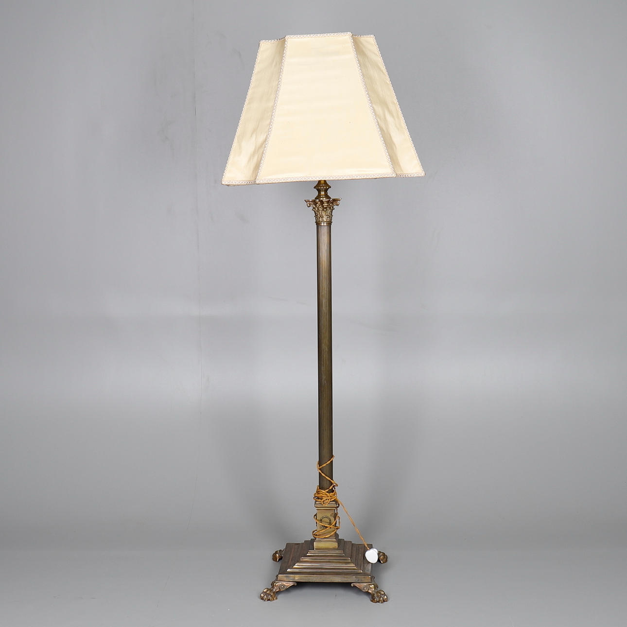 A BRASS CORINTHIAN COLUMN FLOOR LAMP.