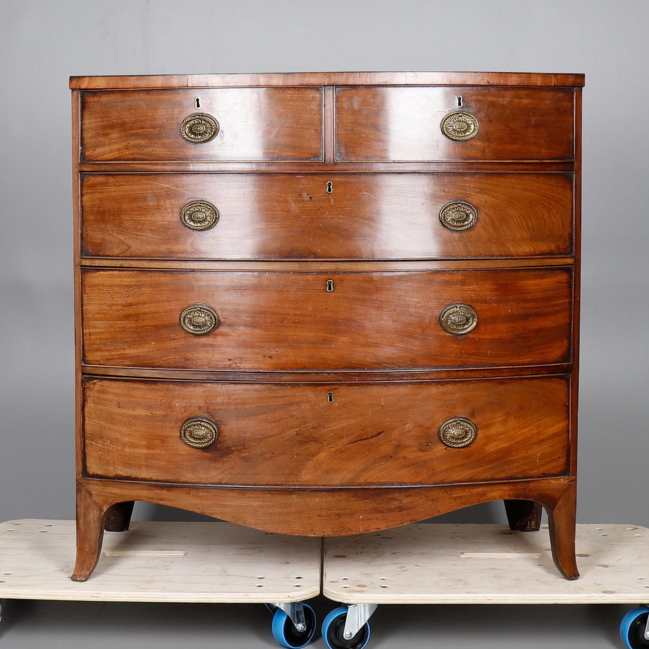 EN GEORGE III MAHOGNYSØE SKUFFER KOMMODE.