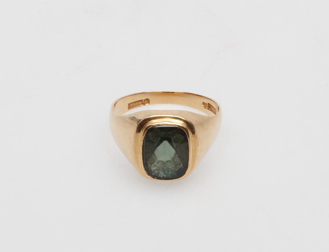 KLACKRING 18k guld med gröntonad sten, total vikt ca 6 gr.