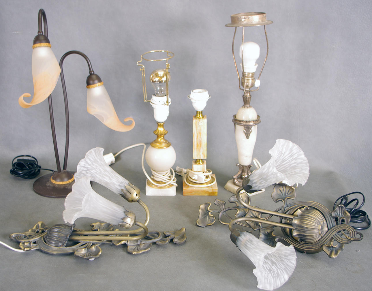 4 BORDSLAMPOR SAMT 1 PAR VÄGGLAMPOR.