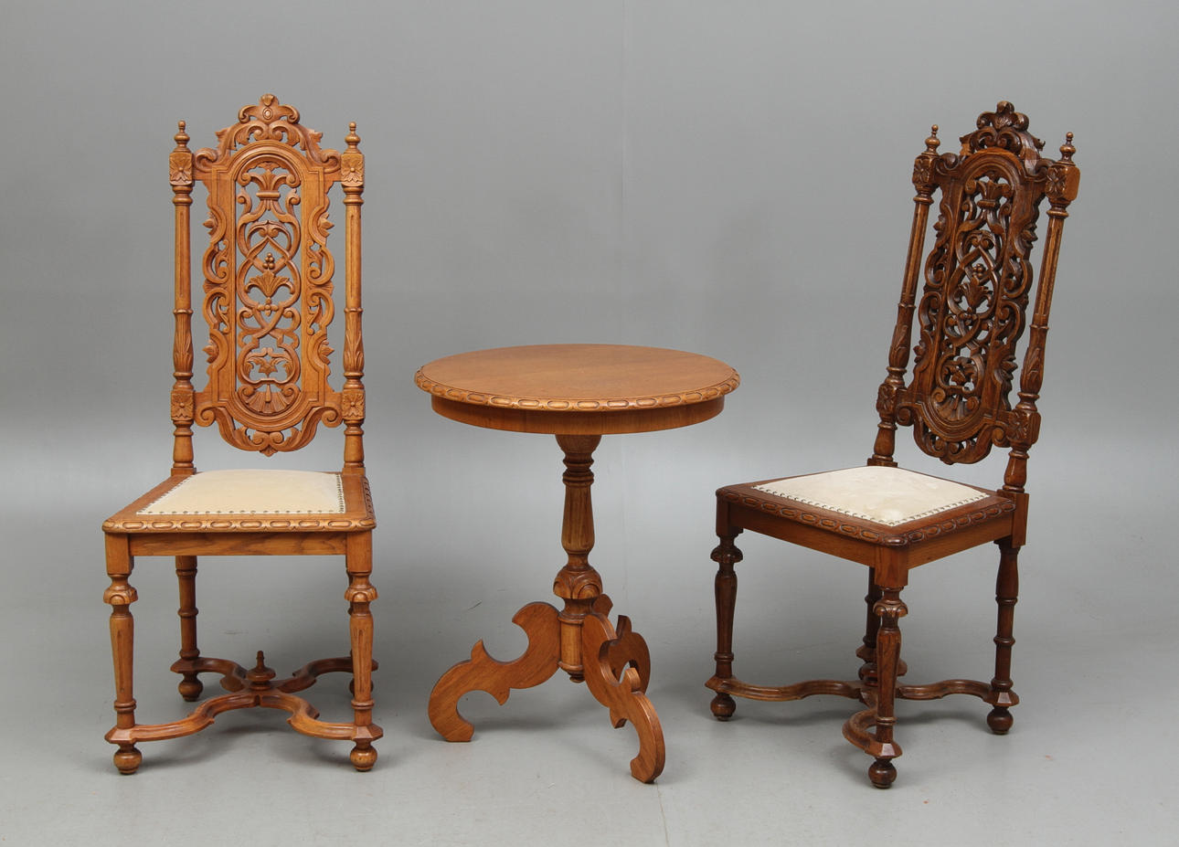 STOLAR 1 par samt BORD, renässansstil, 1900-tal.