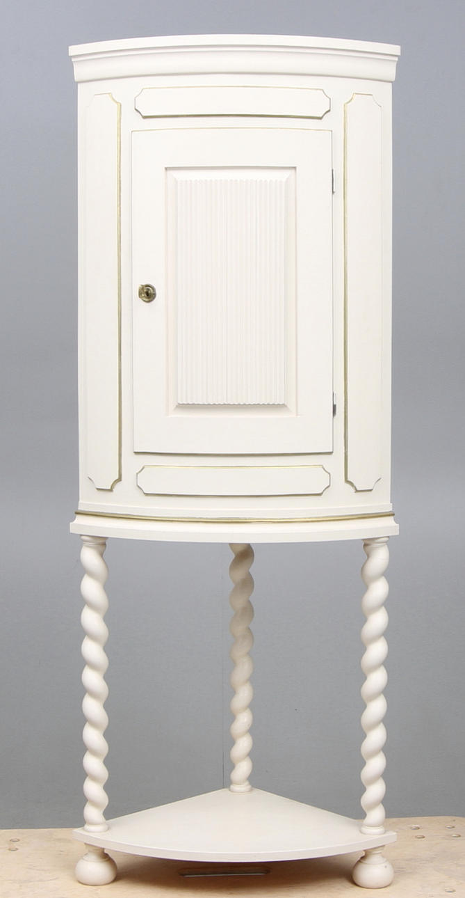 HÖRNSKÅP, 1900-talets andra hälft.